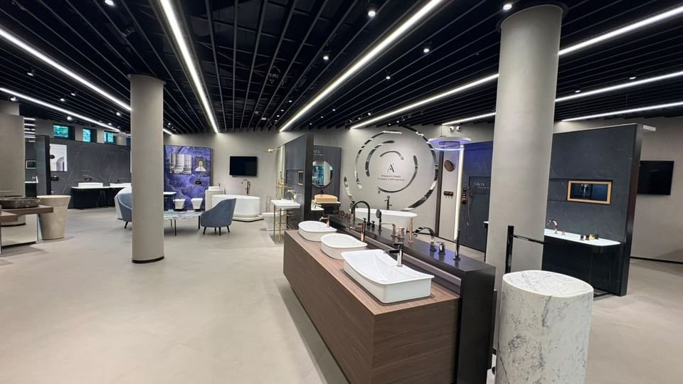 Timber basin island leading to a circular feature wall in the Jaquar Bath + Light Experience Centre