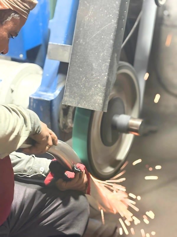Grinding a metal component
