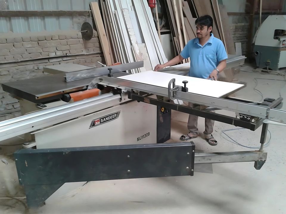 Sizing a laminated panel on the panel saw
