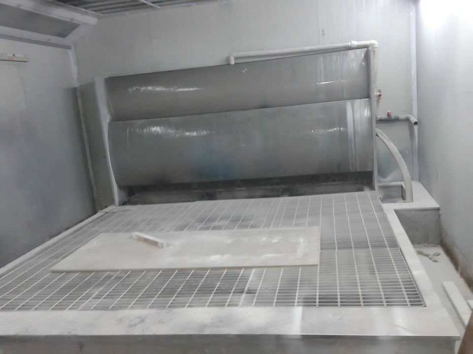 Spray-painting booth