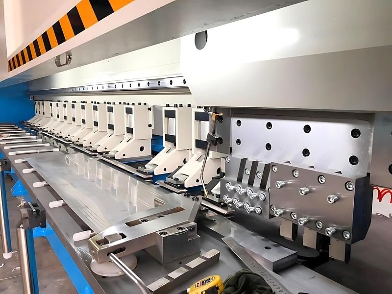 CNC V-grooving machine for sharp-edged folds in cladding and profiles