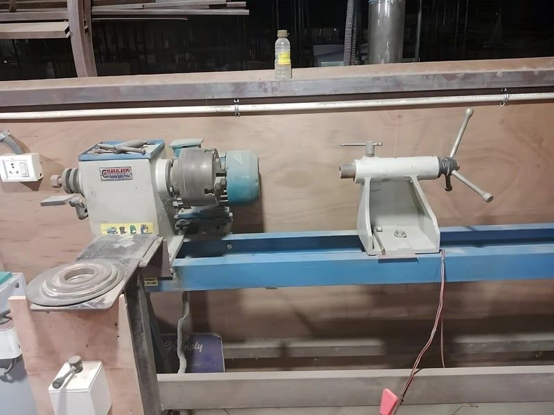 Wood lathe for turned components
